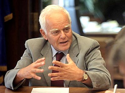 Ο Μανιτάκης ευχαρίστησε τους δημόσιους υπαλλήλους