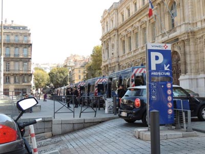 Εξήντα αστυνομικοί για… έναν διαδηλωτή!