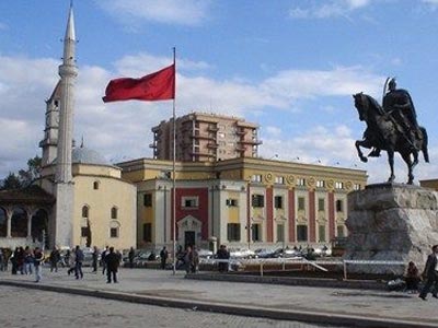 Μειώθηκαν τα εμβάσματα των Αλβανών μεταναστών