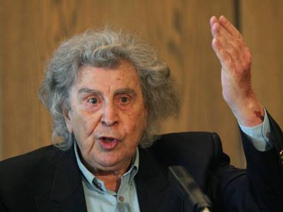 Στο Ιατρικό με λοίμωξη του αναπνευστικού ο Μίκης Θεοδωράκης