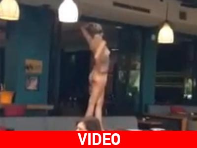 Ολόγυμνη διαμαρτυρία σε καφετέρια στη Γλυφάδα!