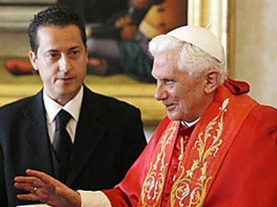 Χάρη στον πρώην μπάτλερ του απένειμε ο πάπας