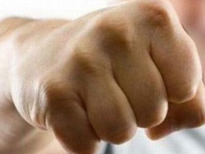 Την ξυλοκόπησαν άγρια επειδή δεν τους έδωσε χρήματα