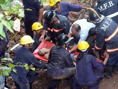 Ινδία: Τους 70 αγγίζουν οι εγκλωβισμένοι στο κτήριο