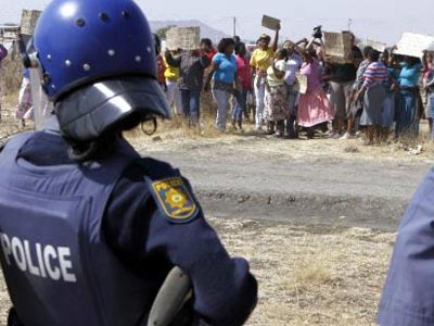 Ν. Αφρική: Με αστυνομική συνοδεία στις εργασίες τους όσοι δεν απεργούν