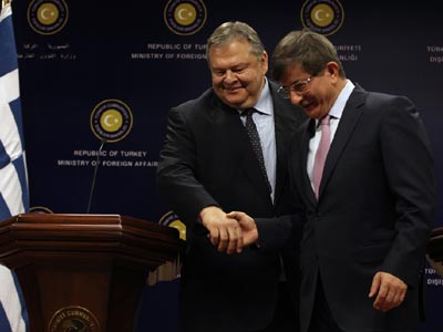 Διπλωματικές πηγές για τις επαφές Βενιζέλου – Νταβούτογλου