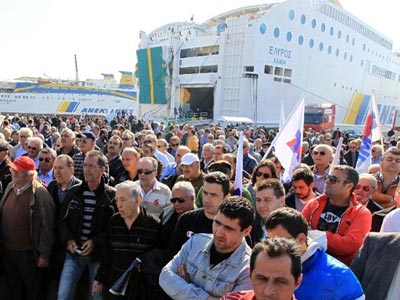 Συγκέντρωση ναυτεργατών στο λιμάνι του Πειραιά