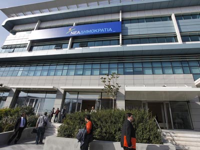 Αστυνομικοί διαμαρτύρονται έξω από τα γραφεία ΝΔ – ΠΑΣΟΚ – ΔΗΜΑΡ