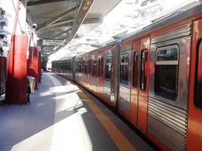 Άνδρας έπεσε στις γραμμές του τρένου Άνδρας έπεσε στις γραμμές του τρένου