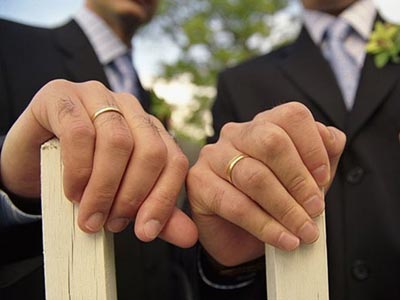 Γαλλία: «Ναι» στον γάμο ομοφυλοφίλων