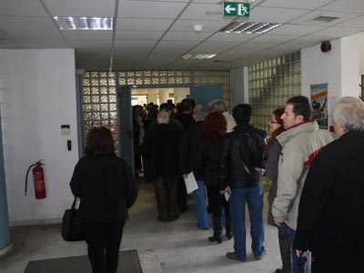 Ουρές στις εφορίες για να παραδώσουν τις πινακίδες Ουρές στις εφορίες για να παραδώσουν τις πινακίδες