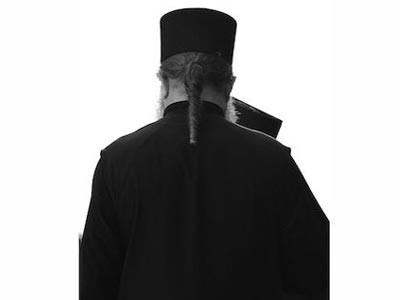 Παπάς αρνήθηκε να κοινωνήσει κοριτσάκι λόγω… αμφίεσης!