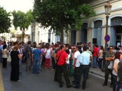 ΤΩΡΑ: Συμβασιούχοι απέκλεισαν το Δημαρχείο Πάτρας