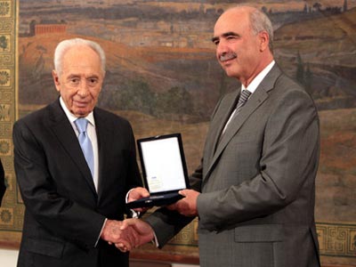 Το χρυσό μετάλλιο της Βουλής στον Σιμόν Πέρες