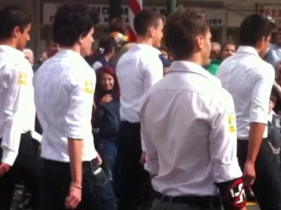 Με περιβραχιόνια κατά του ναζισμού παρέλασαν στο Περιστέρι