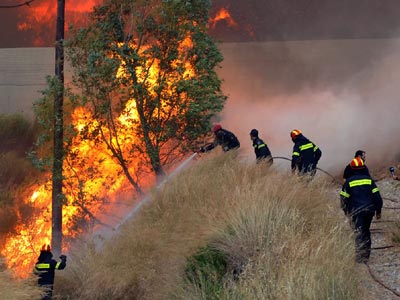 Μεγάλη φωτιά στη Νότια Ρόδο – Εκκενώνεται χωριό