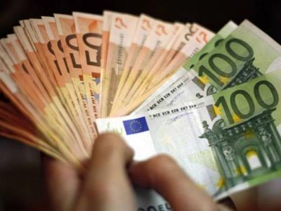 Πυροσβέστης βρήκε χρήματα και τα παρέδωσε στην αστυνομία