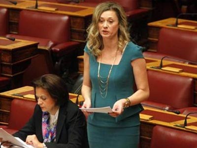 «Βγάλε το σκασμό, μωρή!»