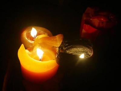 Βρέφος κινδύνεψε να καεί από κερί σε σπίτι με κομμένο ρεύμα!