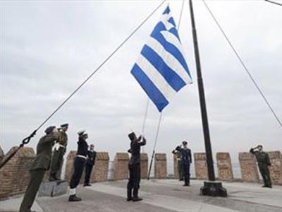 Έπαρση σημαίας και κανονιοβολισμοί στη Θεσσαλονίκη