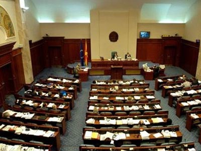 ΠΓΔΜ: Επεισόδια εντός και εκτός βουλής