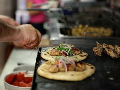 Υπό διωγμό το σουβλάκι