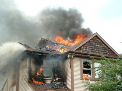 Ηράκλειο: Καίγεται σπίτι σε πυκνοκατοικημένη περιοχή