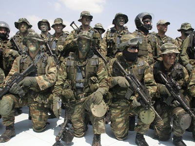 Ξαφνικά βρέθηκαν σαγιονάρες, πουλόβερ και τζάκετ