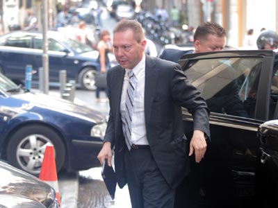 Σε εξέλιξη η συνάντηση Στουρνάρα – τρόικας