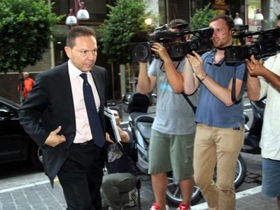 Σε εξέλιξη η συνάντηση Στουρνάρα – τρόικας