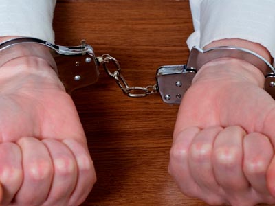 Συνελήφθη εφοριακός για μη είσπραξη φόρων