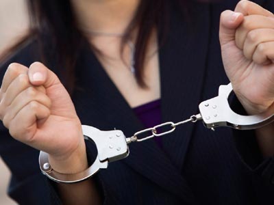 Συνέλαβαν μητέρα, γιο και κόρη για οφειλές στο δημόσιο