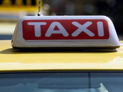 Ταξιτζής παρέδωσε πορτοφόλι με 2.100 ευρώ