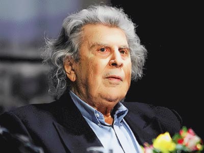 Παραμένει στο νοσοκομείο ο Μ. Θεοδωράκης