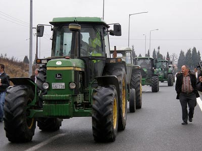 Παραμένουν στην Εγνατία Οδό οι αγρότες