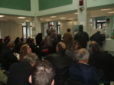 Ουρές στις τράπεζες από συνταξιούχους του ΙΚΑ