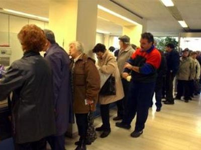 Ουρές στις τράπεζες για τα τέλη κυκλοφορίας