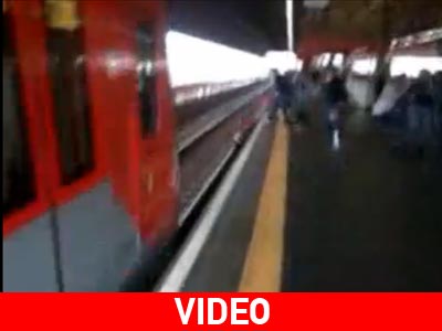 Έπεσε στις ράγες του τρένου για να πιάσει το κινητό της!