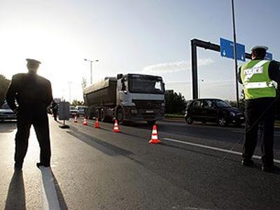 Παραλίγο να παρασύρει τροχονόμο, που του έκανε σήμα να σταματήσει