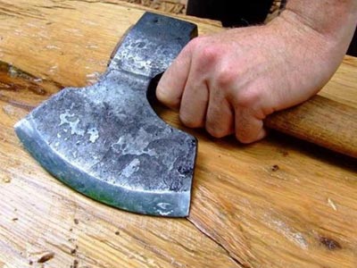 Σκότωσε τη μητέρα του με τσεκούρι επειδή… του έκανε μάγια!