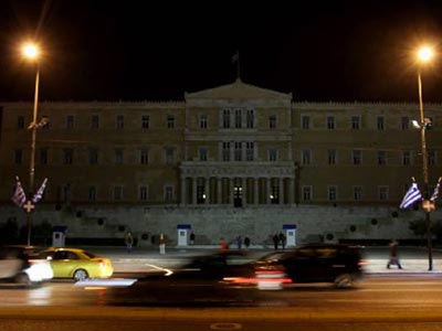Τα φώτα χαμηλώστε, δάκρυ μου να μη δείτε… Τα φώτα χαμηλώστε, δάκρυ μου να μη δείτε…