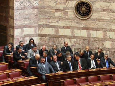 Παγωμένος ο πολιτικός κόσμος με την απόφαση για τη Χ.Α.