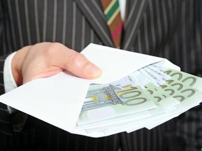 Αυστηρός έλεγχος σε πολιτικούς για ξέπλυμα μαύρου χρήματος