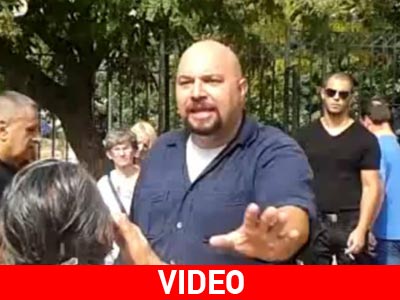 Βουλευτής της Χρυσής Αυγής σαρκάζει ηλικιωμένη μετανάστρια Βουλευτής της Χρυσής Αυγής σαρκάζει ηλικιωμένη μετανάστρια