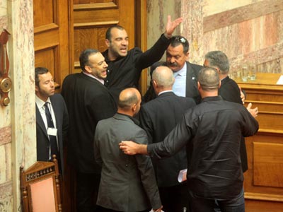 Χρυσή Αυγή κατά Πάντζα για το «Χάιλ Χίτλερ»