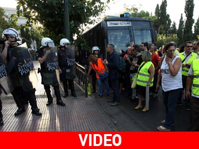 Με κράνος και μοτοσικλέτα ο Μητσοτάκης στο υπουργείο