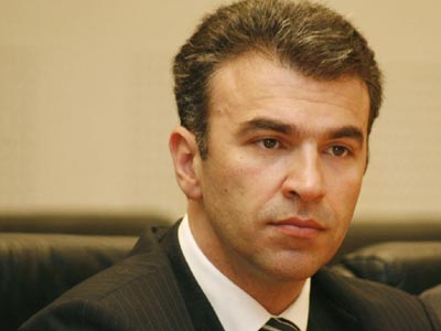 «Να χυθεί άπλετο φως στα σκάνδαλα πολιτικών που πλούτισαν παράνομα»