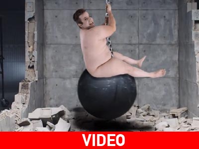 Η ελληνική παρωδία του «Wrecking Ball» που έχει σαρώσει στο διαδίκτυο!