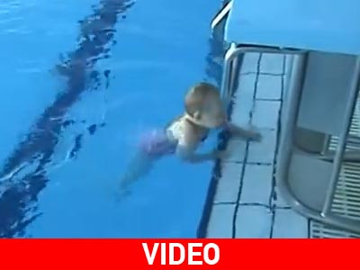 Μωρό 9 μηνών κολυμπάει σαν δελφίνι!