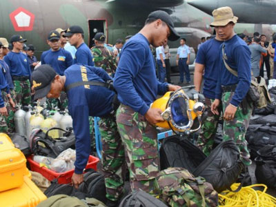 Ινδονησία: Με μπαλόνια ανέλκυσης η ανάσυρση της ουράς του αεροσκάφους